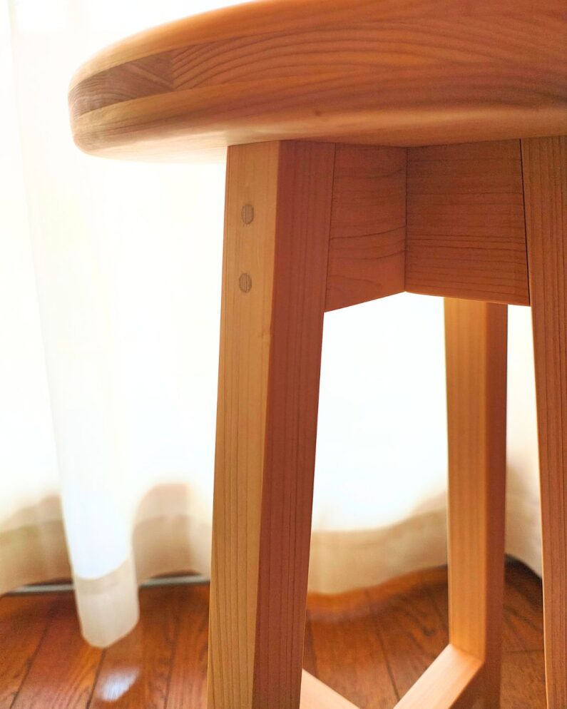 無垢材スツール 側面の木目と自然素材の風合い